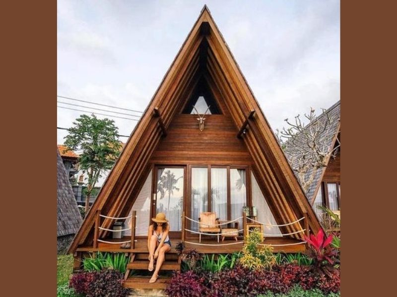 Hình ảnh: Nhà gỗ mái tam giác với cửa kính là mẫu bungalow rất phổ biến ở các homestay